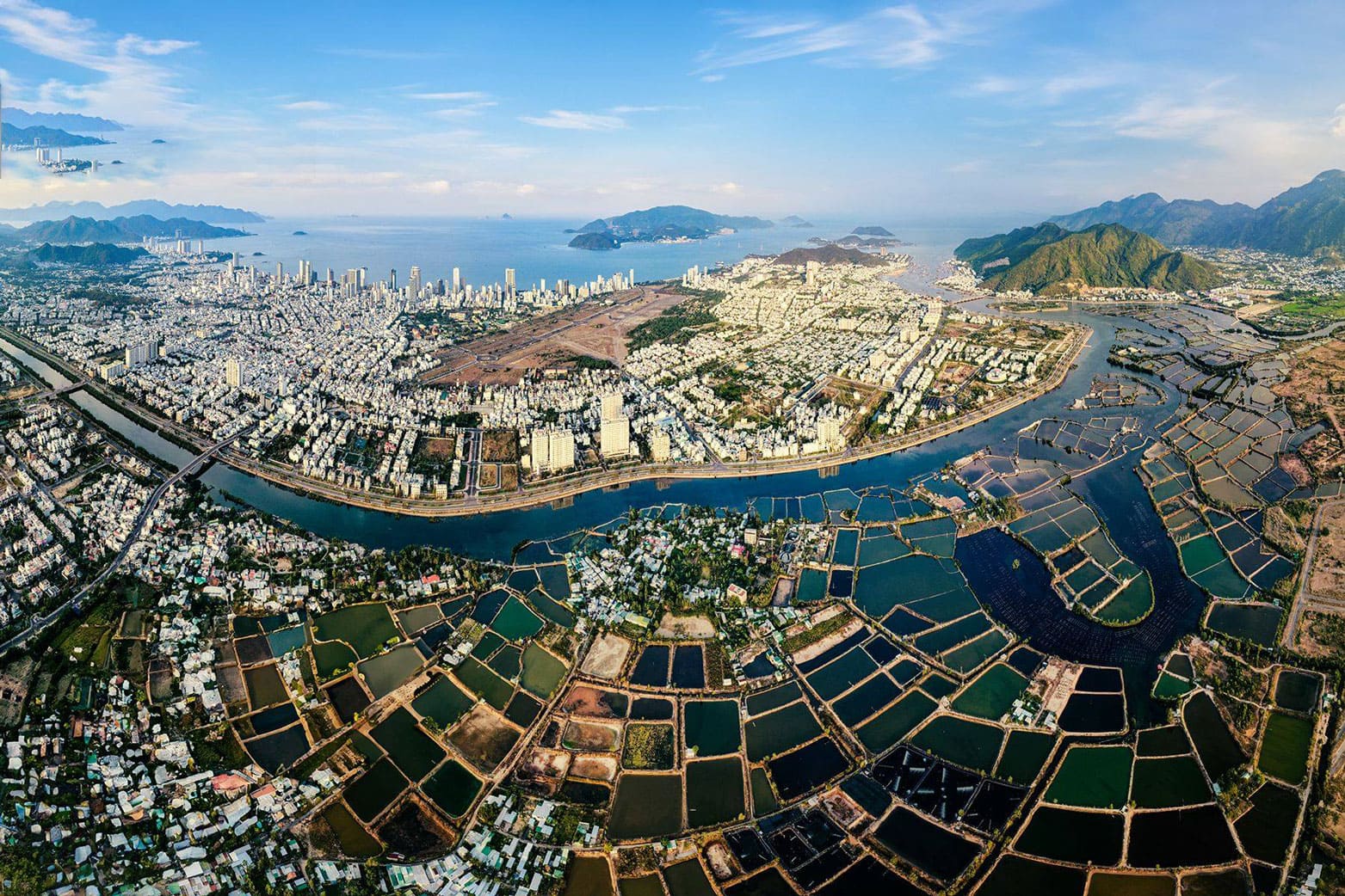 sun-group-nha-trang-hoi-tu-vi-tri-ba-mat-song-phong-thuy-vuong-khi-gia-tang-gia-tri-bat-dong-san-vuot-troi Sun Group Nha Trang hội tụ vị trí ba mặt sông hiếm có, vừa mang phong thủy vượng khí vừa mở ra tiềm năng gia tăng giá trị bất động sản vượt trội theo thời gian.