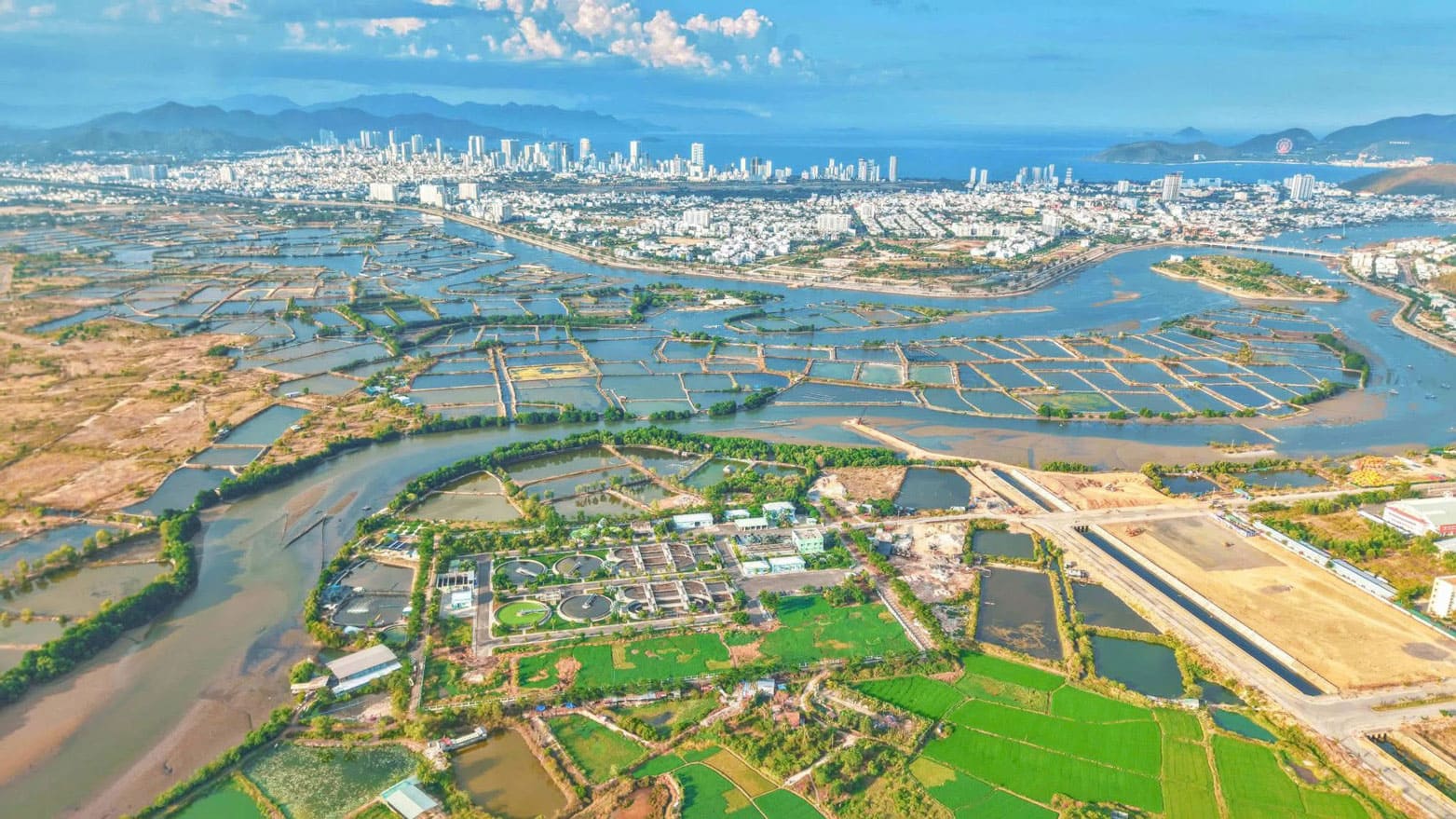 Vị trí chiến lược Sun Group Nha Trang tạo nên liên kết đa chiều, dễ dàng kết nối trung tâm thành phố, khu hành chính mới, trường học, bệnh viện và khu du lịch ven biển.